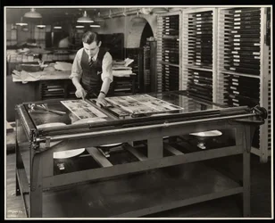 Travail sur une mise en page à une table lumineuse chez Unz und Co., 24 Beaver Street, New York, 1932